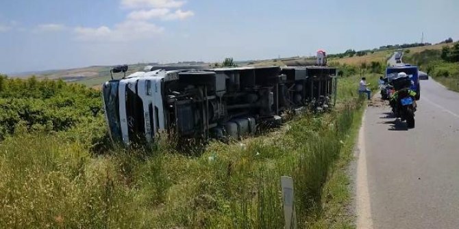 Aranvutköy'de dar yola sığmayan malzeme yüklü TIR tarlaya devrildi