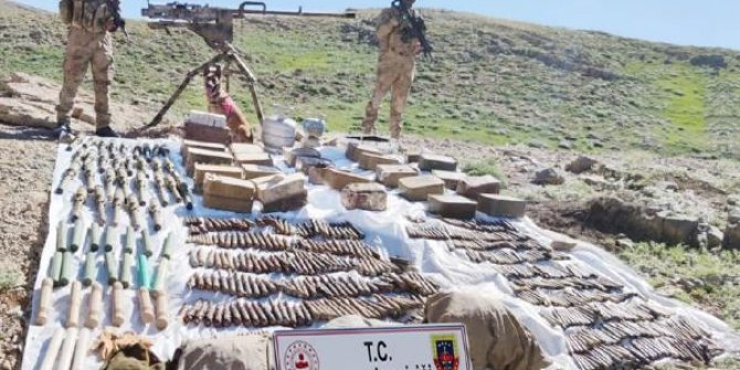Hakkari'de silah, mühimmat ve patlayıcı ele geçirildi