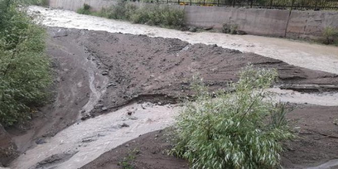 Giresun'da etlili sağanak; dere taştı, yollar çamurla kaplandı