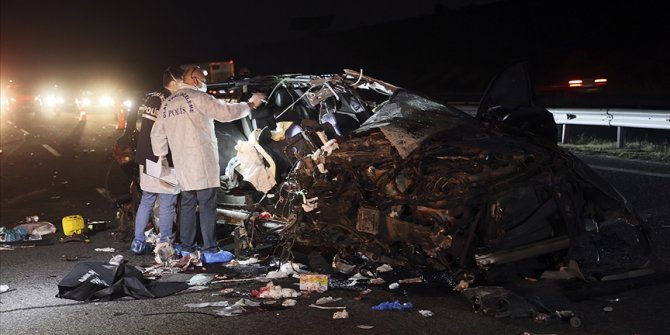 Ankara Çevre Yolu'nda otomobil TIR'a arkadan çarptı: 3 ölü, 1 yaralı