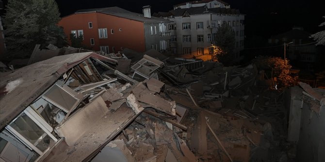 Sarıyer'de 11 katlı boş bina çöktü, park halindeki 3 otomobil hasar gördü