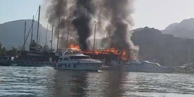 Marmaris'te tersanede yangın; 3 tekne yandı