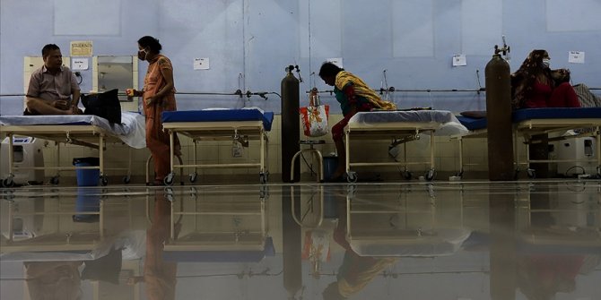 Hindistan'da son 24 saatte Kovid-19'dan hayatını kaybedenlerin sayısı 1000'in altına düştü
