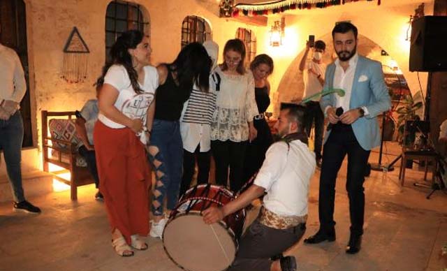 Şanlıurfa'ya gelen turistler, sıra gecelerinde eğleniyor
