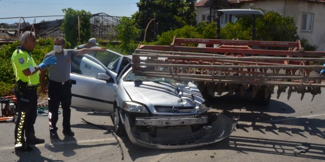 Otomobille traktör çarpıştı: 1 ölü, 2 yaralı