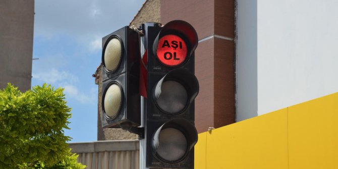 Trafik ışıklarında 'aşı ol' mesajı 