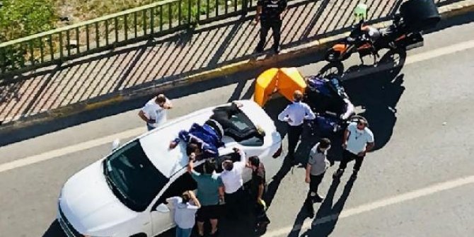 Maltepe'de motosiklet kazası; sürücü otomobilin tavanına savruldu