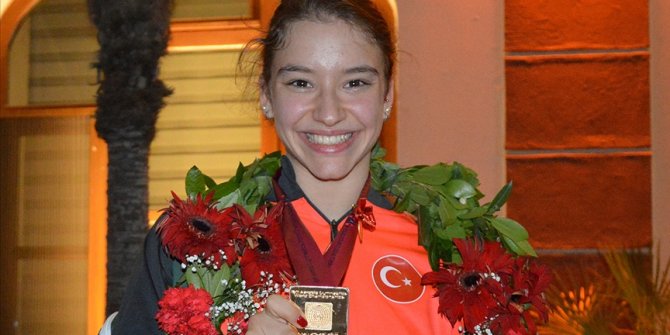 Dünya şampiyonu milli cimnastikçi Ayşe Begüm Onbaşı'ya 'ayın sporcusu' ödülü