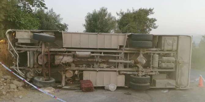 Tarım işçilerini taşıyan midibüs kaza yaptı: Ölü ve çok sayıda yaralı var