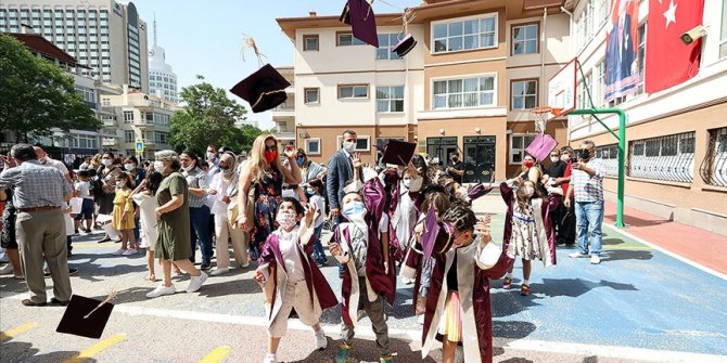 Karne almak için okula giden öğrenciler, arkadaşları ve öğretmenleriyle hasret giderdi