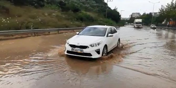 Gemlik'te sağanak; Bursa- Yalova yolunda sürücülerin zor anları