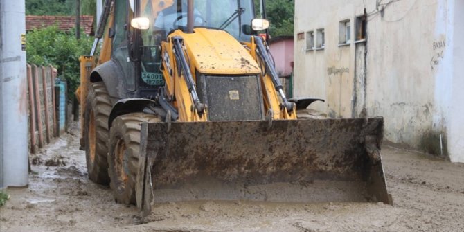 Sakarya'da sağanaktan etkilenen bölgelerde temizlik çalışması sürüyor