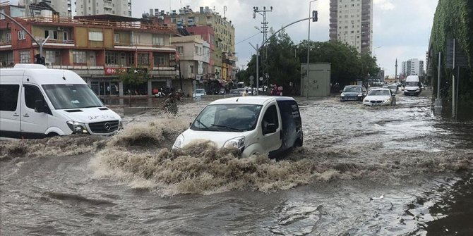 Adana'da şiddetli yağış hayatı olumsuz etkiledi