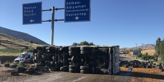 Malatya'da kayısı yüklü kamyon devrildi: 1 ölü, 2 yaralı