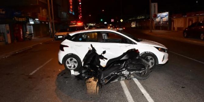 İzmir'de motosiklet otomobile çarptı: 1'i polis 2 yaralı