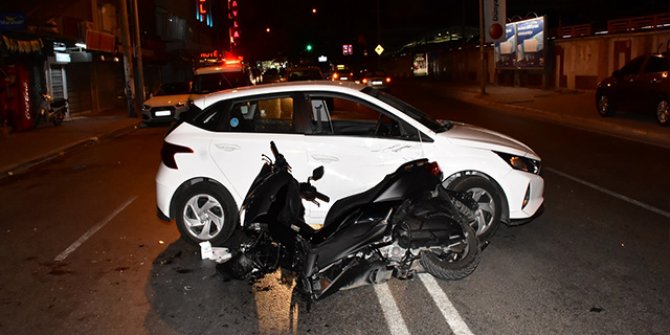İzmir'de motosiklet otomobile çarptı: 1'i polis 2 yaralı