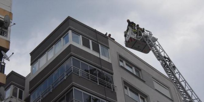 İzmir'de 8 katlı binanın çatısında yangın çıktı