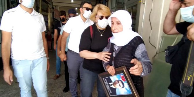 Muş'ta evlat nöbetindeki anneden HDP'ye tepki