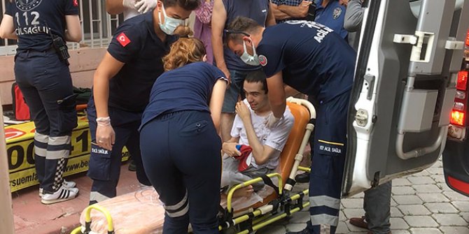 Yanan evde mahsur kalan çift ile engelli oğullarını mahalleli kurtardı