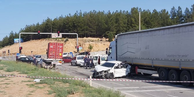 TIR, kırmızı ışıkta bekleyen araçlara çarptı: 8 yaralı