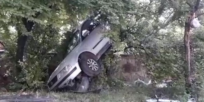 Bahçeye uçan otomobil ağaçta asılı kaldı