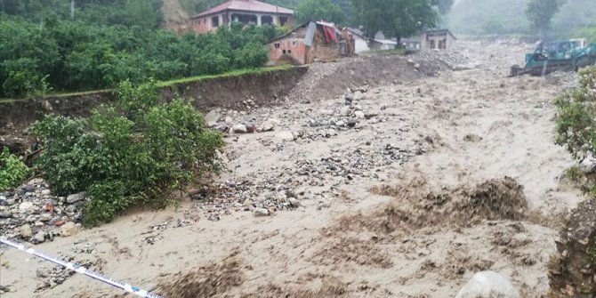 Sakarya'da sel felaketi: Dere taştı, tarım arazilerini ve yolları su bastı