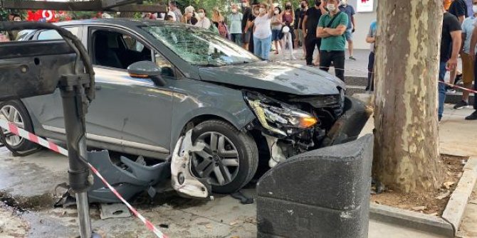 Bağdat Caddesi'nde aşırı hız yapılan otomobil önce kadına ardından ağaca çarptı