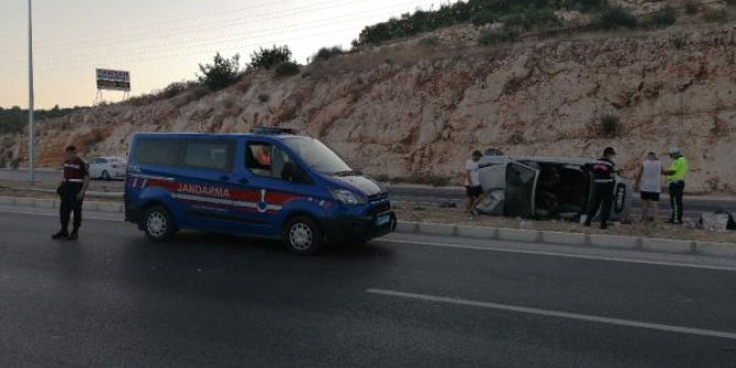 Otomobil, refüje çıkıp, aydınlatma direğine çarptı: 4 yaralı