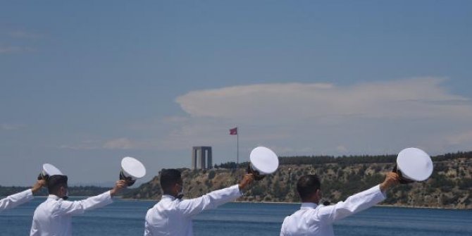 Deniz Harp Okulu öğrencileri Çanakkale Şehitlerini selamladı
