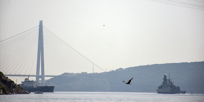 İstanbul Boğazı'ndan gemi geçişleri 'yat yarışı' nedeniyle askıya alındı