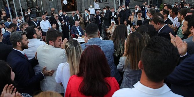 Cumhurbaşkanı Erdoğan gençlerle buluşmasında Gönül Dağı türküsünü seslendirdi