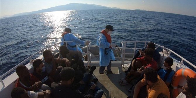 İzmir açıklarında Türk kara sularına itilen 15 sığınmacı kurtarıldı