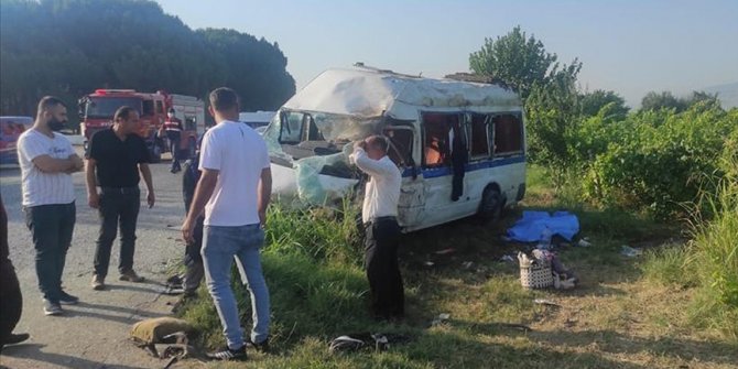 Tarım işçilerini taşıyan minibüsle otomobil çarpıştı: 2 kişi öldü, 9 kişi yaralandı