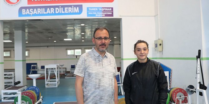 Bakan Kasapoğlu, Olimpiyat Hazırlık Merkezi'ni ziyaret etti 