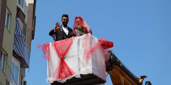 Damat, gelini süslediği vinçle aldı