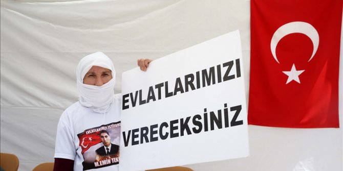 Muş'ta oğlu dağa kaçırılan anne, HDP binası önünde eylem yaptı