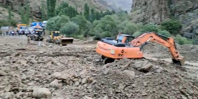 Selde kapanan Ardahan-Erzurum kara yolu, 6 saat sonra açıldı
