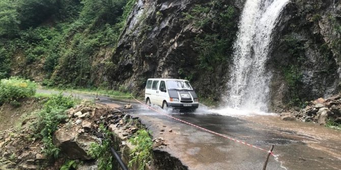 Giresun'un Güce ilçesinde etkili olan yağış hasara yol açtı