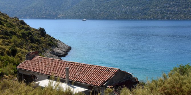 Kekova'daki kaçak villa yıkıldı