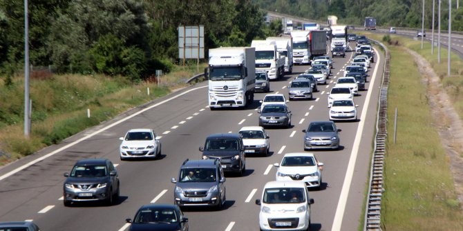 TEM'in Bolu geçişinde tatil trafiği yoğunluğu 