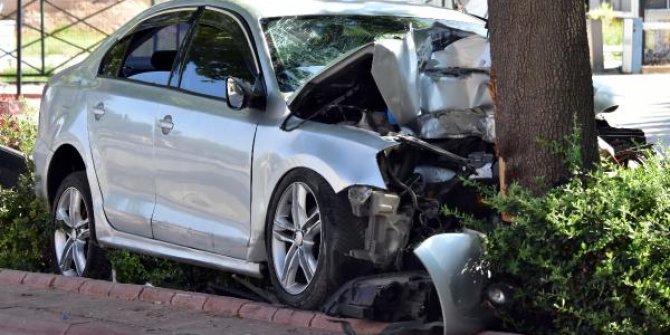 Konya'da otomobil ağaca çarptı: 1 ölü, 1 yaralı