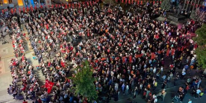 Aksaray'da 15 Temmuz Meydanında toplandı