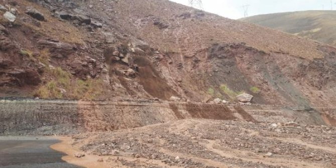 Hakkari- Van karayolunda heyelan, Erciş'te 13 köyde taşkın