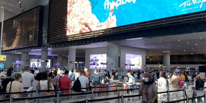 İstanbul'daki havalimanlarında Kurban Bayramı yoğunluğu yaşanıyor