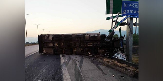 Kargo kamyonu, kurbanlık taşınan TIR’a çarptı: 1 ölü, 2 yaralı