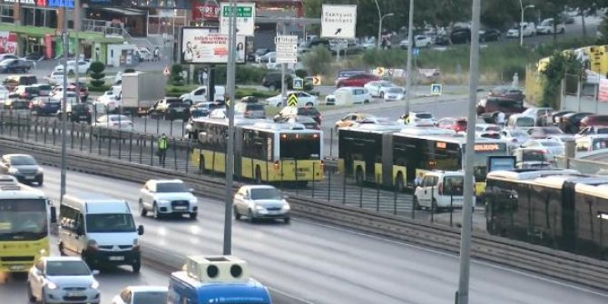 Belikdüzü'nde Metrobüs yoluna atlayan yayaya metrobüs çarptı: 2 yaralı