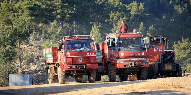 Mersin'deki orman yangınına 3. gününde havadan ve karadan müdahale sürüyor