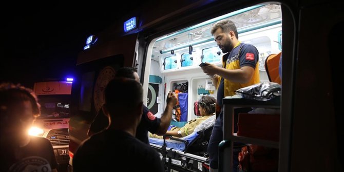 Hassa'daki orman yangınında dumandan etkilenen 2 itfaiye eri hastaneye kaldırıldı