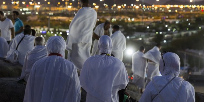 Kutsal topraklardaki hacı adayları Mina'ya ulaşmaya başladı