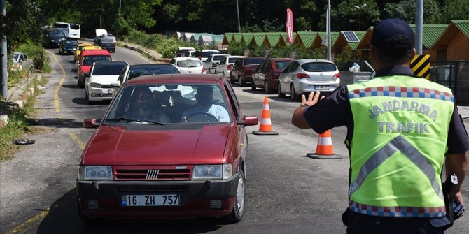 Bartın'ın İnkumu beldesi tatilci yoğunluğu nedeniyle araç girişine kapatıldı